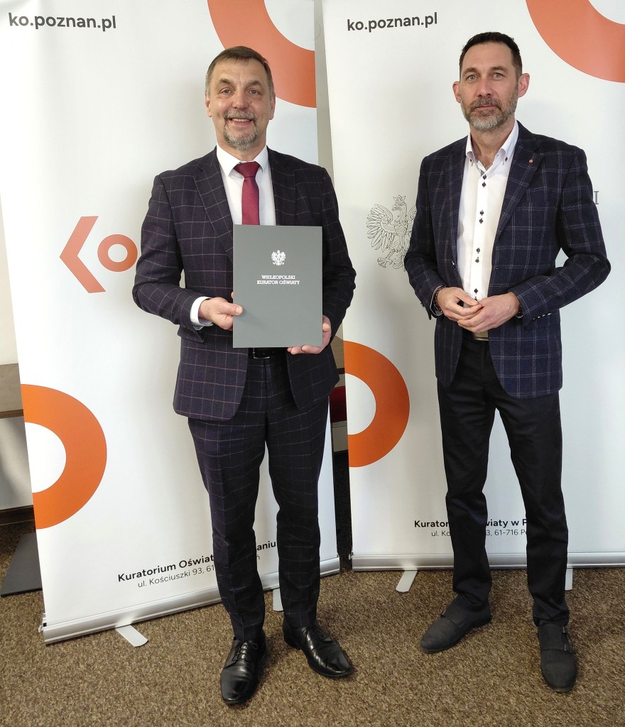 Dyrektor szkoły w Grodźcu doceniony przez Kuratora Oświaty - zdjęcie 2
