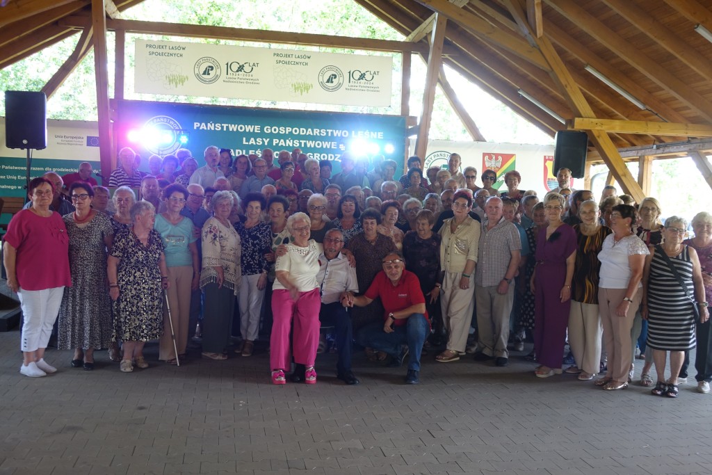 Powiatowy piknik seniorów w Grodźcu połączył historię z integracją - zdjęcie 1